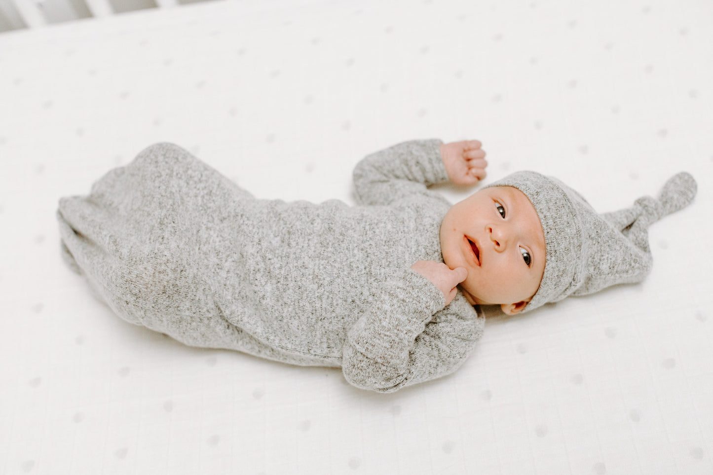 aden + anais SNUGGLE KNIT™ surišamas smėlinukas + kepurėlė