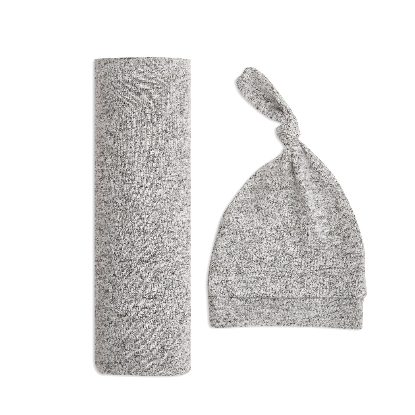 Dovana naujagimiui - itin kokybiškas ir švelnus pikos spalvos smėlinukas ir kepurytė baltame fone. Modelis Heather Grey