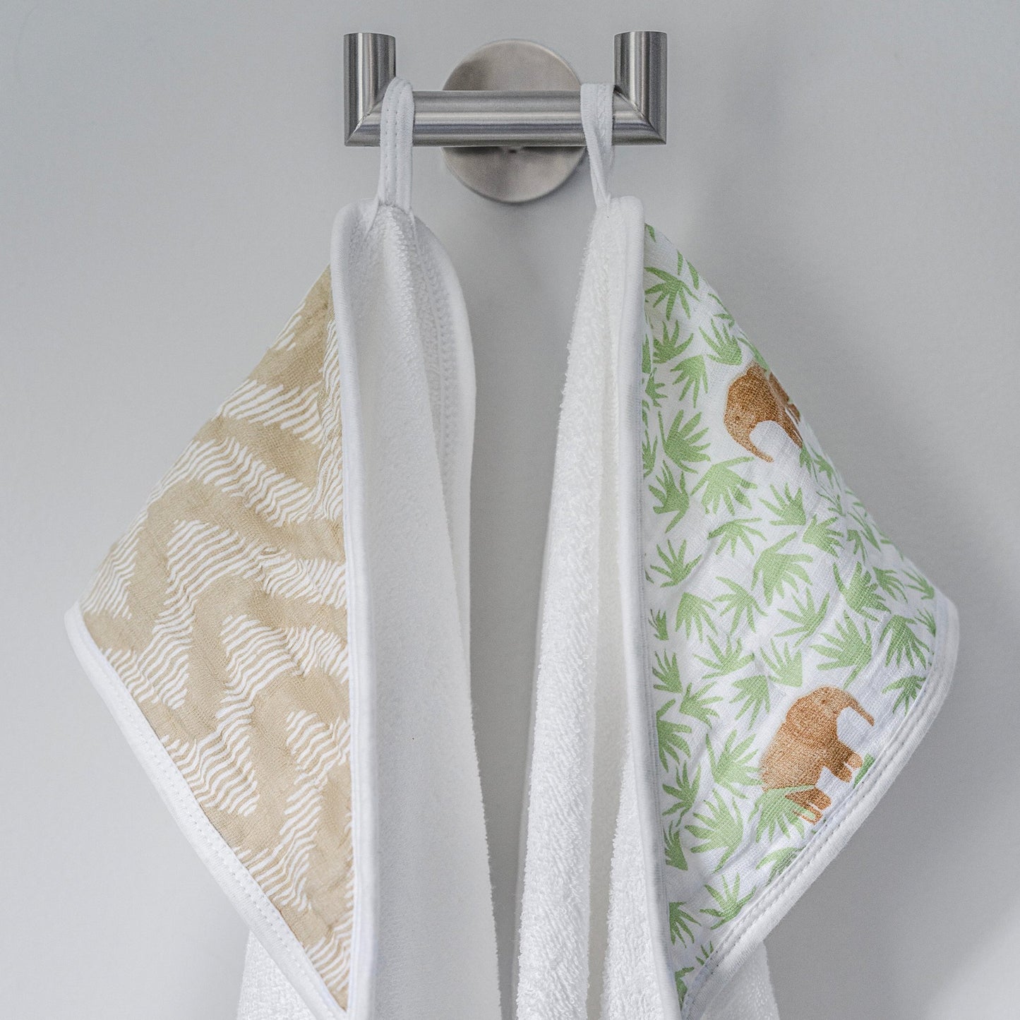 aden + anais™ essentials rankšluosčiai su gobtuvu (2 vnt.)