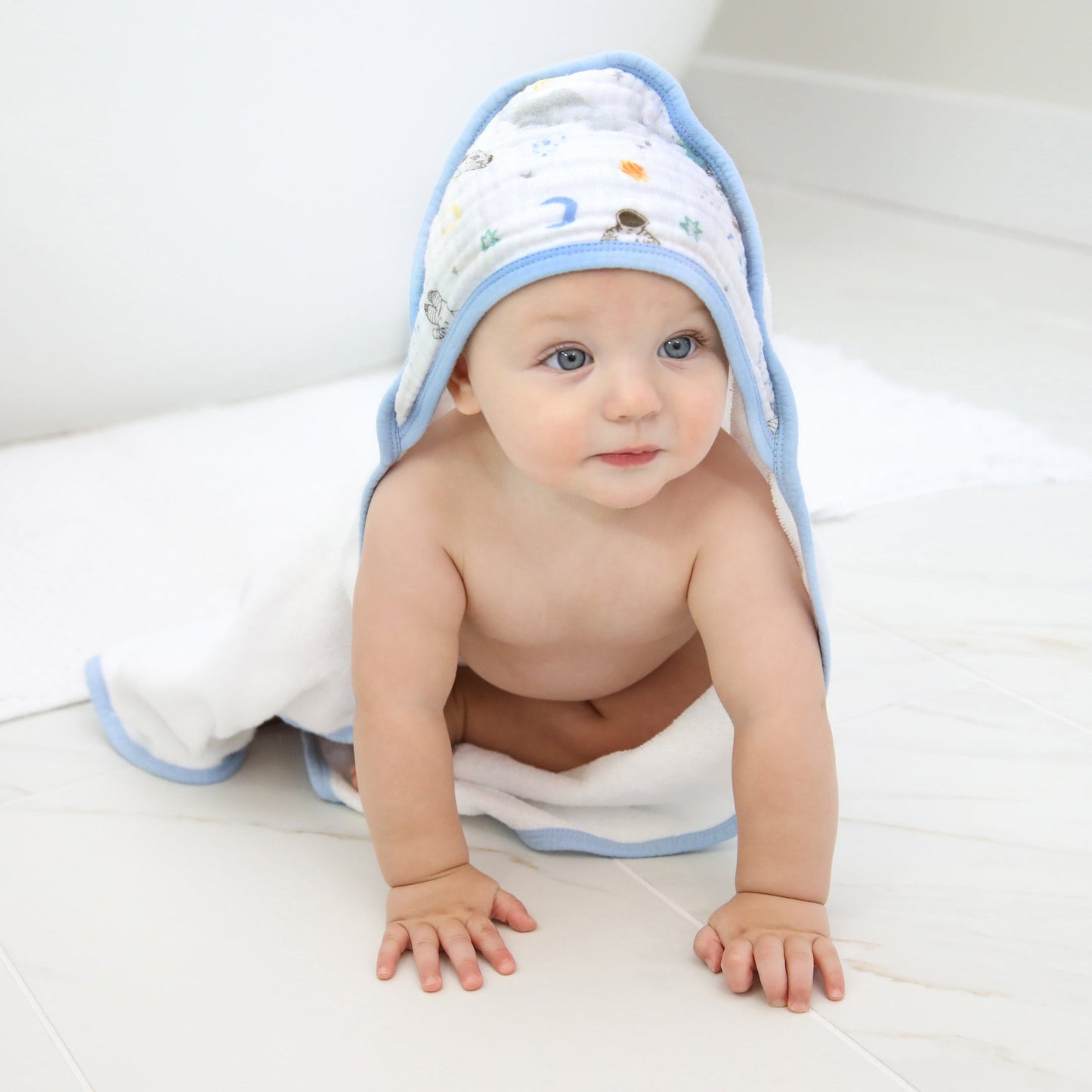 aden + anais™ essentials rankšluosčiai su gobtuvu (2 vnt.)