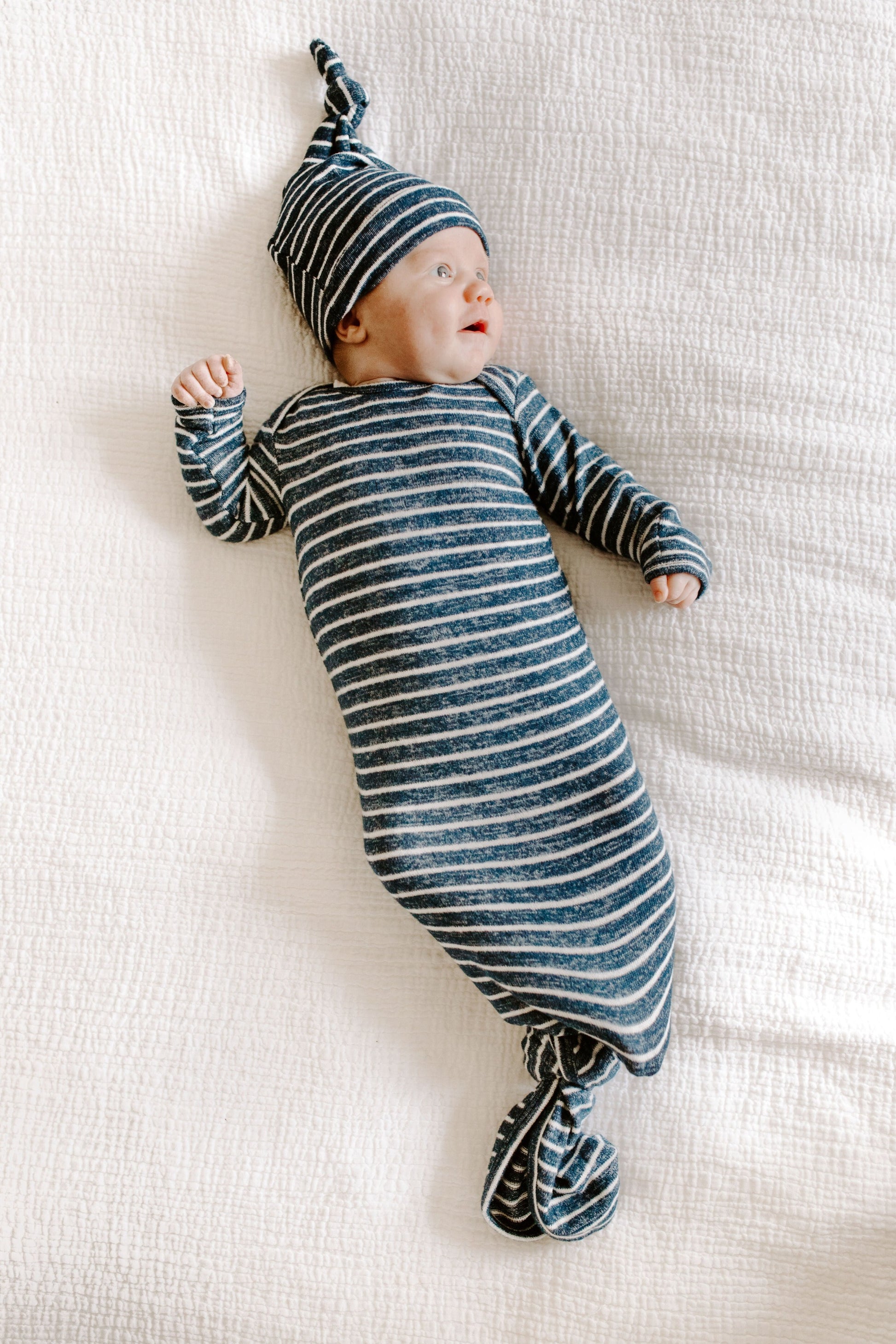 aden + anais SNUGGLE KNIT™ surišamas smėlinukas + kepurėlė - Tiny Humans