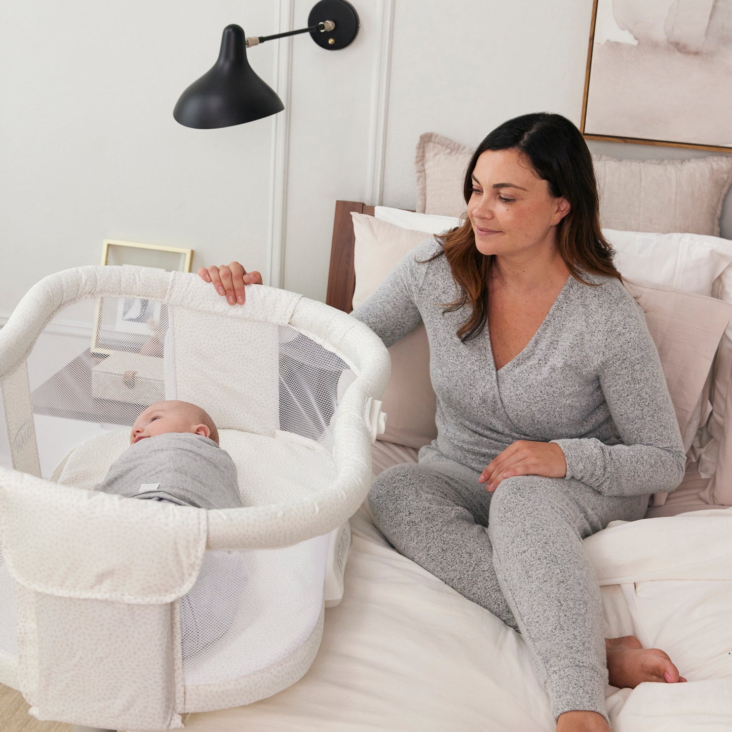 Mama šalia savo mažylio su HALO BassiNest Swivel Sleeper – saugumas, komfortas ir artimas ryšys viename!