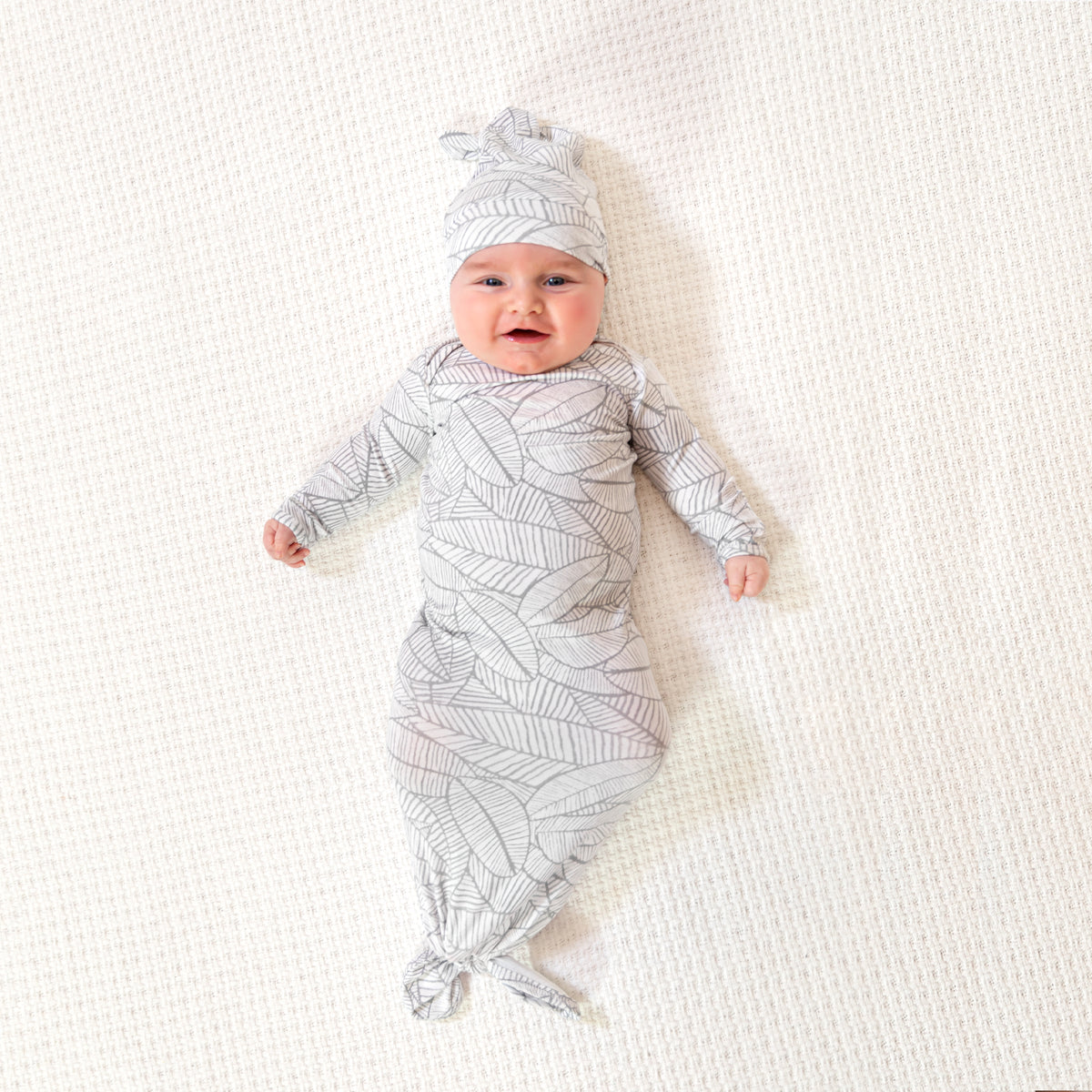 aden + anais COMFORT KNIT™ surišamas smėlinukas + kepurėlė