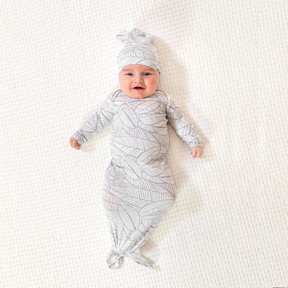 aden + anais COMFORT KNIT™ surišamas smėlinukas + kepurėlė