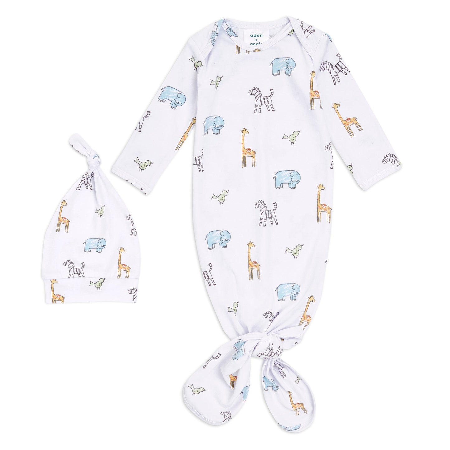 Balto smėlinuko ir kepurėlės komplektas su gyvūnėliais: žirafomis, drambliukais, zebriukais ir paukščiukais baltame fone