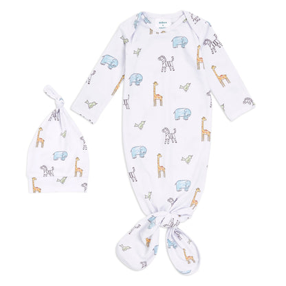 Balto smėlinuko ir kepurėlės komplektas su gyvūnėliais: žirafomis, drambliukais, zebriukais ir paukščiukais baltame fone