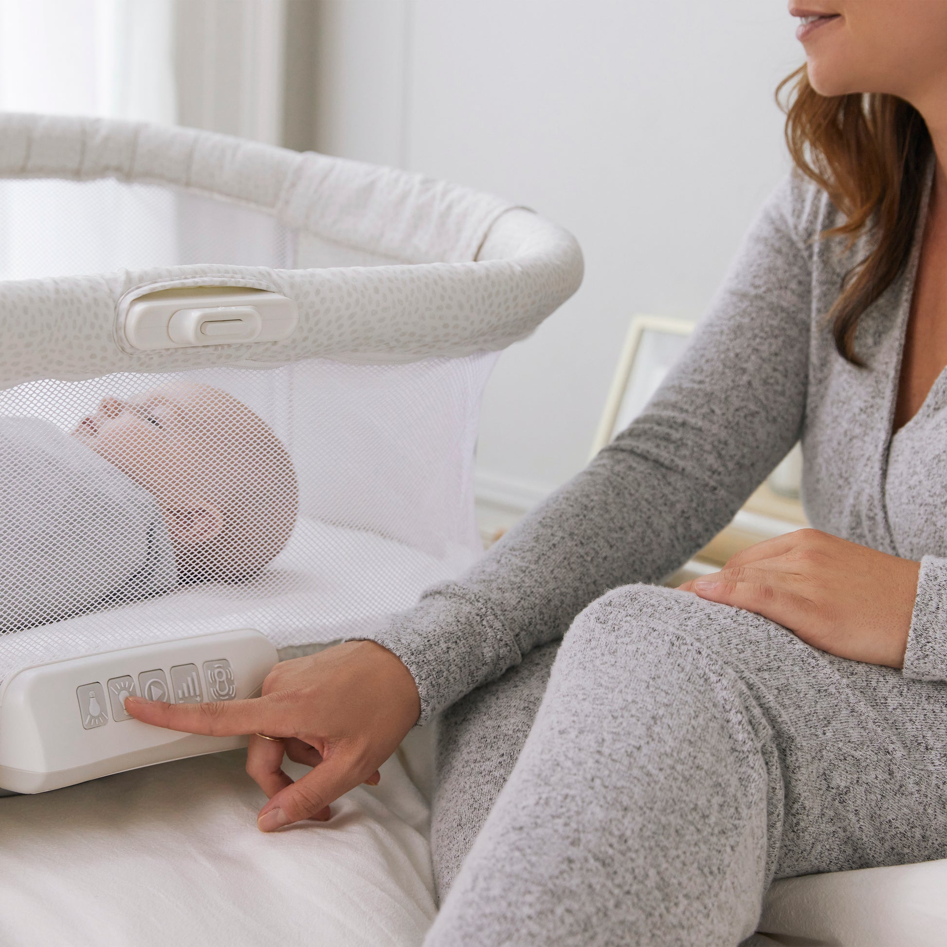 Vos vienu paspaudimu HALO BassiNest Swivel Sleeper suteikia švelnias vibracijas, kad nuramintų kūdikį ir leistų ramiai užmigti.